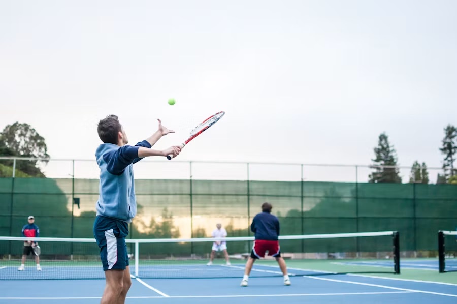 Muž hrá tenis
